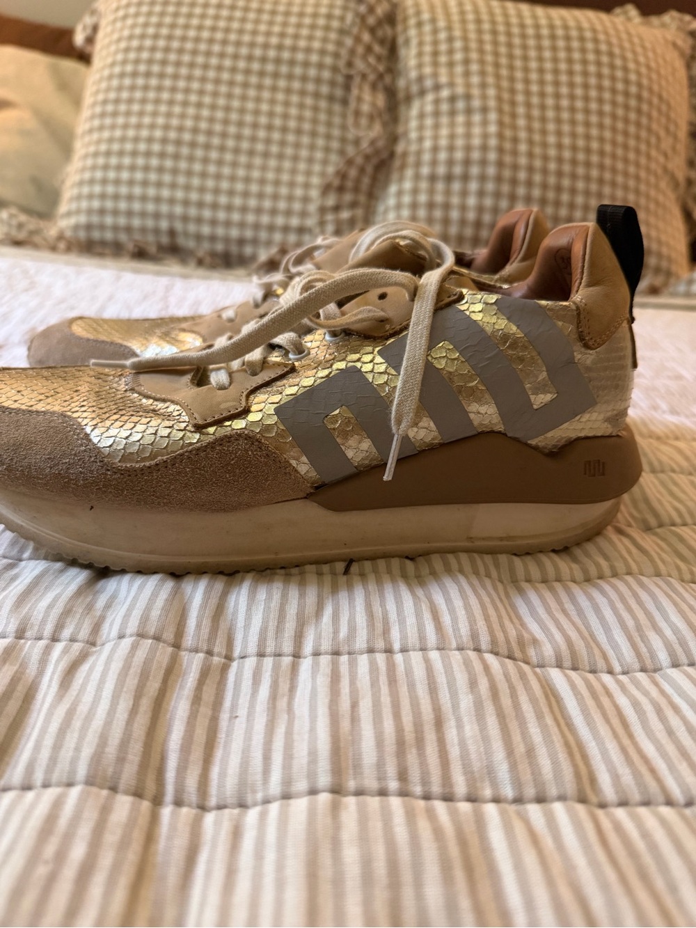 Esseutesse Italian shoes Neutral Gold Women’s Sneaker with Metallic Accent